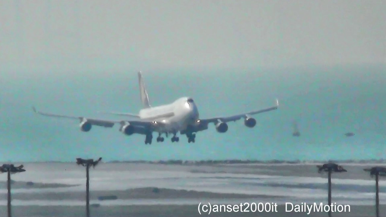Boeing 747-400 Freighter. Singapore Airlines, Landing in Hong Kong International Airport