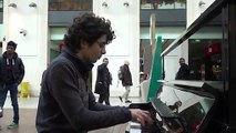 Lazare, 14 ans, joue le final de l'une de ses compositions, Gare Saint-Lazare