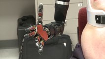 Un double amputé utilise deux bras robots ultra-futuristes.