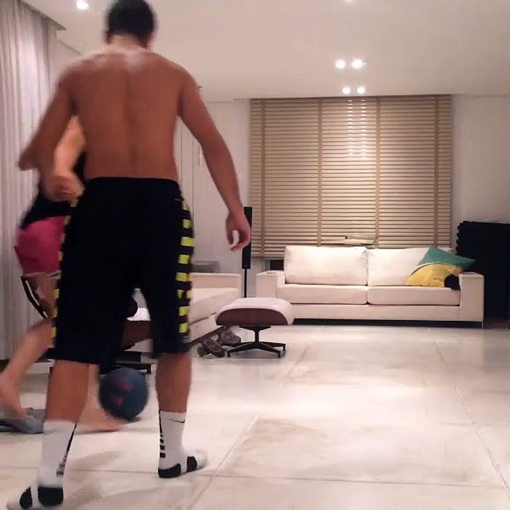 Milene e Ronald se divertem com a bola