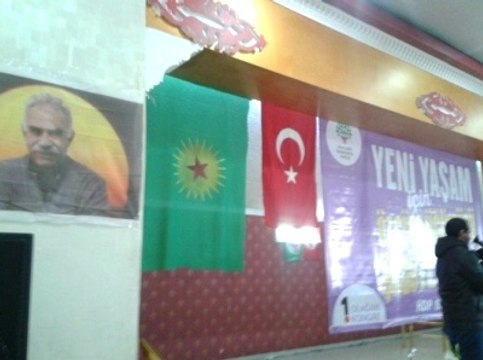 Hdp Kongresinde Öcalan Posteri, Türk Bayrağı ve Sözde PKK Bayrağı Asıldı