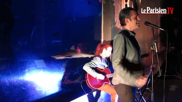 Yoann Fréget chante pour les enfants malades à l'aquarium de Serris