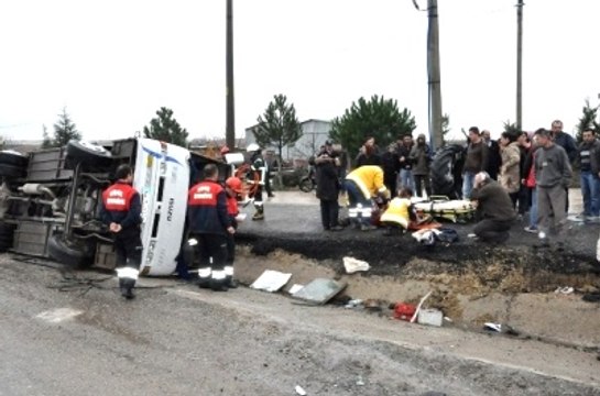 Uşak'ta İşçi Servisi Kaza Yaptı: 3'ü Ağır 17 Yaralı