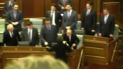 Kosova Cumhurbaşkanı Yahyaga, Muhalefet Tarafından Protesto Edildi Ek