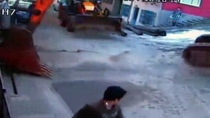 Baba ve oğlu kepçeden son anda kurtuldu