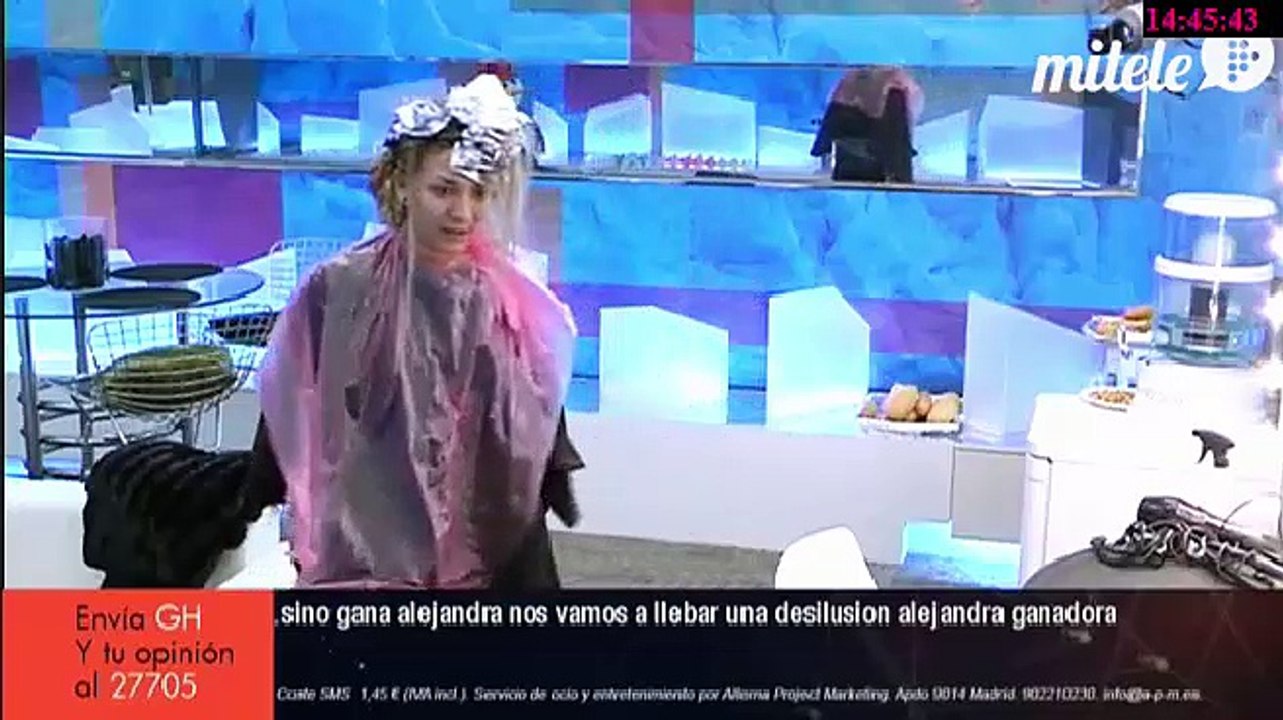 Pelu/Vestuario-Pau vestido, de charla en el baño (18.12.14)