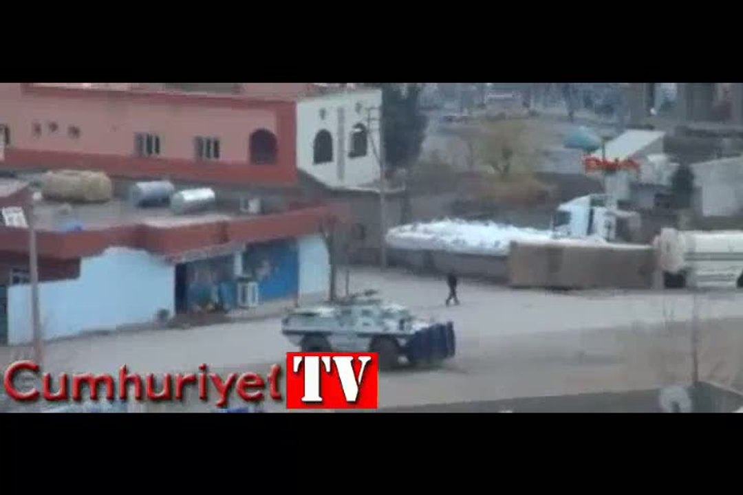 PKK'lılar hendek kapatan polise saldırdı