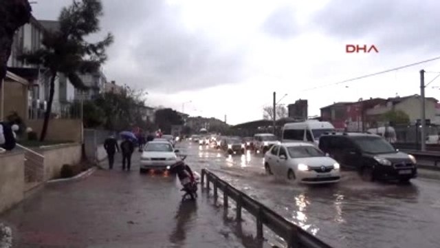Bursa?da Şiddetli Yağış Yolları Dereye Çevirdi