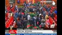 Kenya, caos nel Parlamento: approvata controversa legge anti-terrorismo per far fronte alla minaccia di Al Shabaab