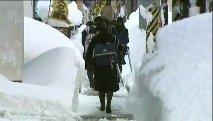 Des fortes tempêtes de neige frappent le Japon et font trois morts