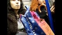 Mujeres mirándole el paquete a un hombre en el metro