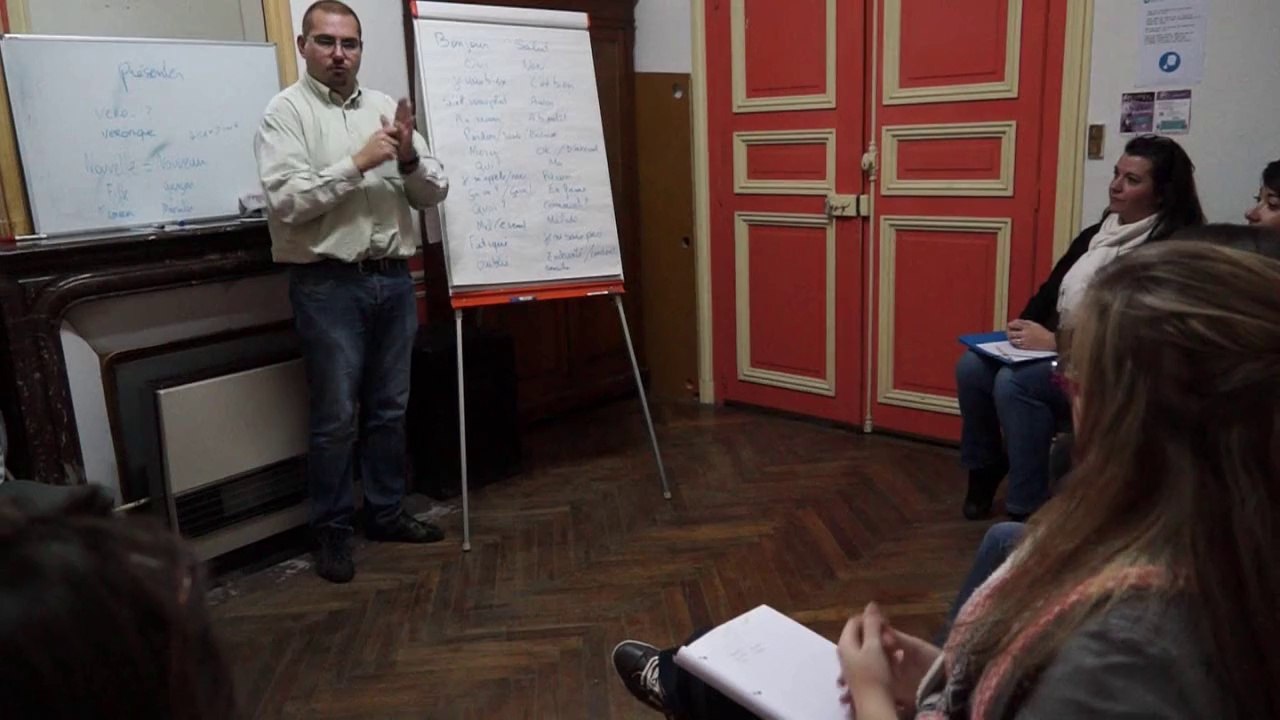 Comment se déroule un cours de langue des signes ?