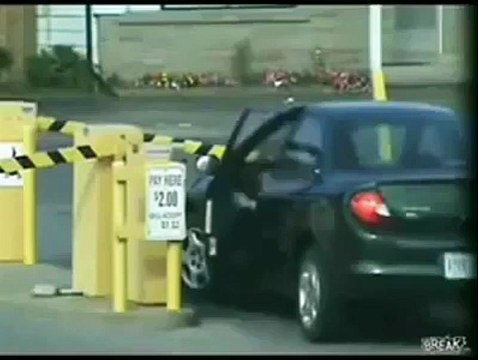 Voici une compilation de femmes au volant qui n'auraient jamais dû avoir leur permis !