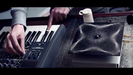 Ce musicien utilise un système ingénieux pour donner à la musique une dimension physique !