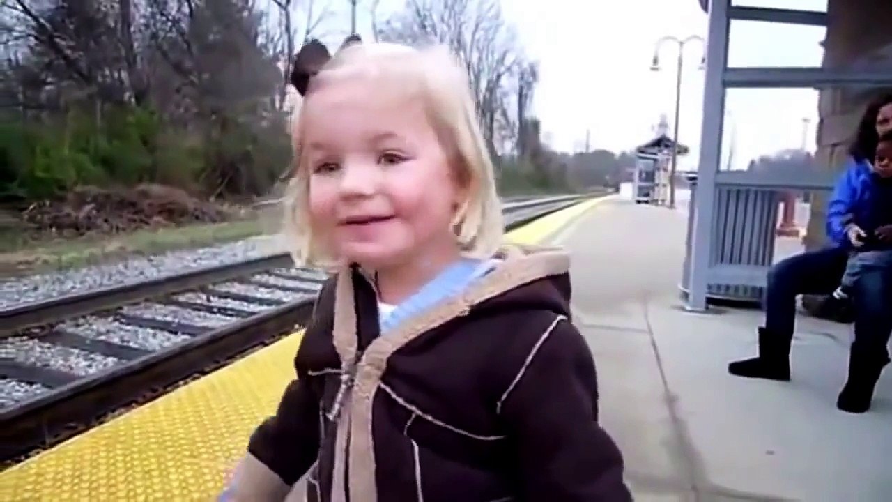 Маленькая девочка впервые видит поезд