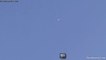 OVNI UFO Alien Plativolo Platillo Disco Objeto Volador No Identificado Sobrevolando El Pueblo A Gran Velocidad