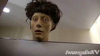 Kadınlar Tuvaletinde Erkek Manken Kafası İle Şaka Yapmak