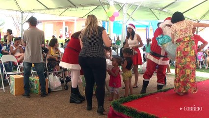 Papai Noel faz a festa na Casa da Criança Paralítica