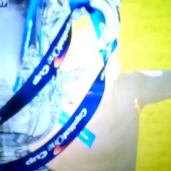 Cesc Fabregas pousse l'arbitre à terre lors du match Chelseas Derby !