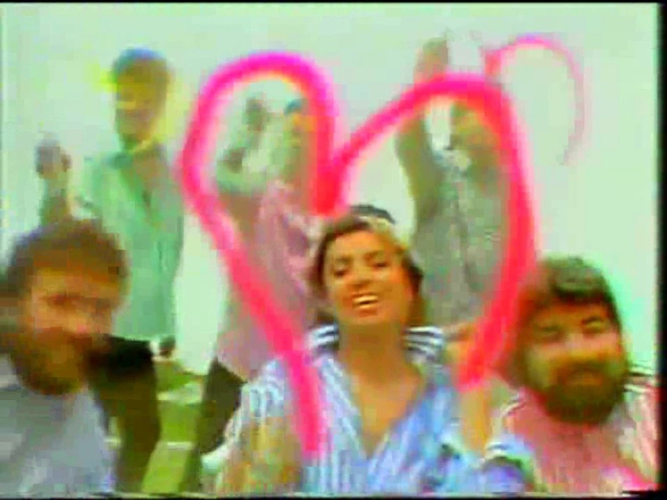 Seyyal Taner - ŞARKIM SEVGI ÜSTÜNE video klip NOSTALJI HQ SOUND