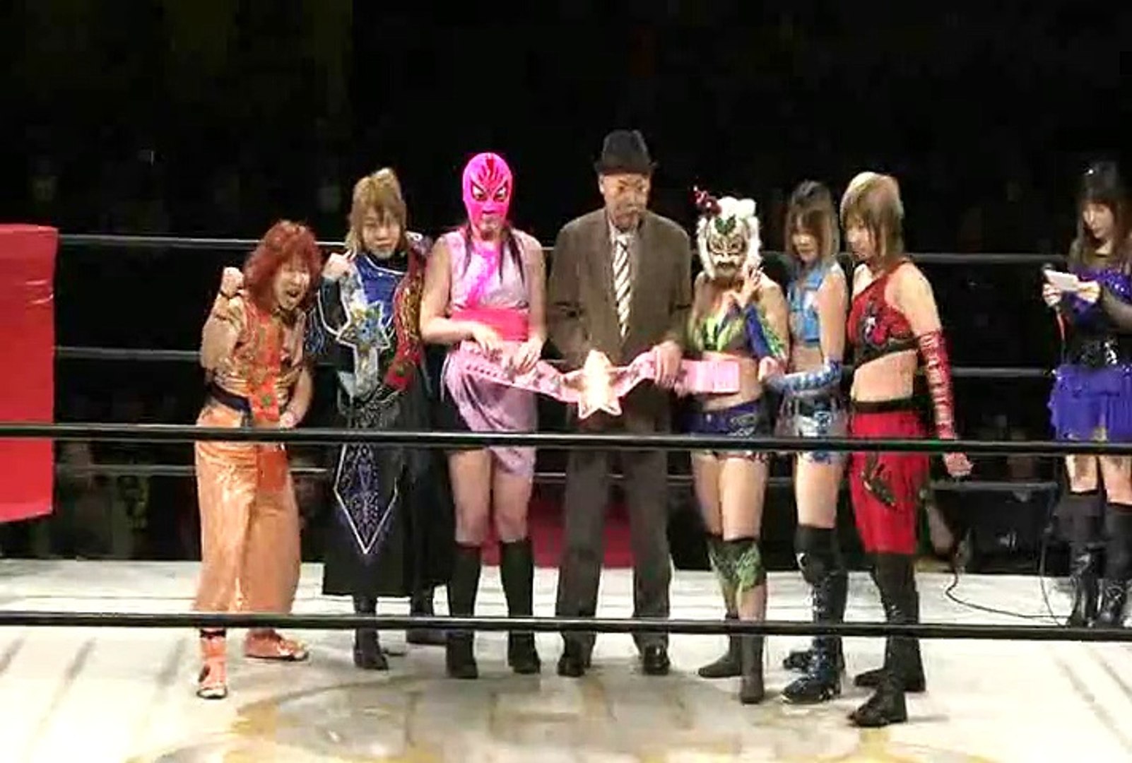 Io Shirai, Mayu Iwatani & Takumi Iroha vs. Tsubasa Kuragaki, Kaori Yoneyama  & Hatsuhinode Kamen (c) (STARDOM)