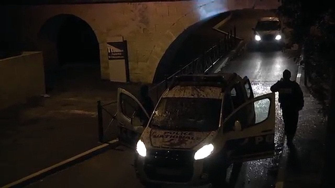 Owl Vs Police (Rémi Gaillard) BY place 2 Hina khan