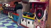 Kick back in a punching ball arcade - Sports