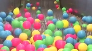 Des balles multicolores dans un escalator !