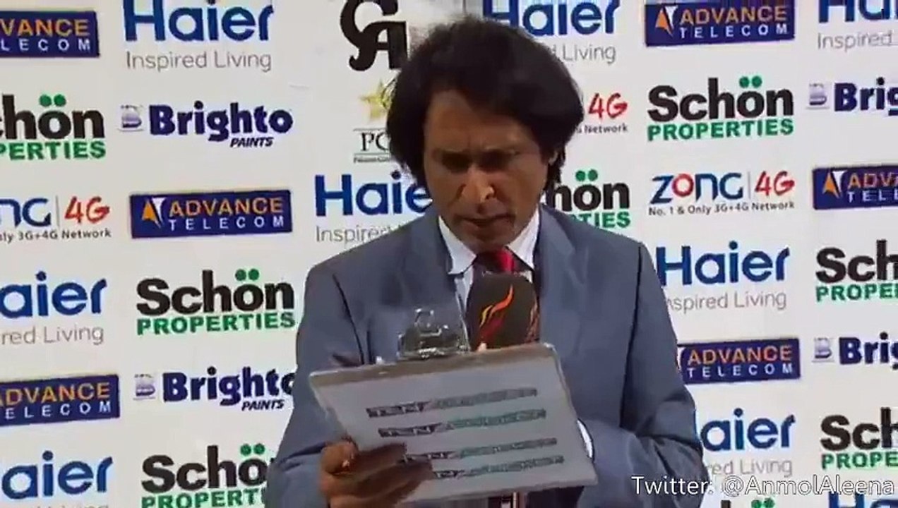 Afridi Refuses To Shake Hands With a Lady