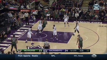 le layup d'OJ Mayo passe au-dessus de la planche