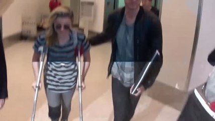 Chloe Grace Moretz vista en muletas