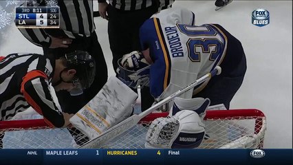 NHL: Martin Brodeur fait disparaitre le palet dans son équipement