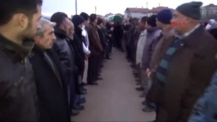 Konya Anne ve Kızını Hunharca Öldüren Zanlı Komşusu Çıktı Ek Cenazede Görüntüsü