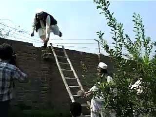 sirjaj ul haq (Ameer) police ka naam sun ker deewar ki sori taraf ja gire