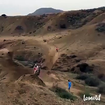 Un saut de dingue à moto !