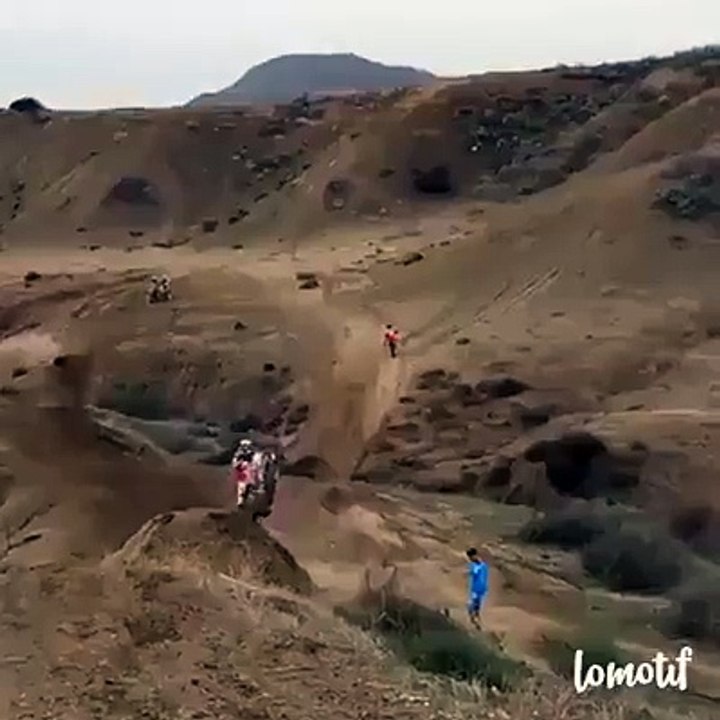 Un saut de dingue à moto !