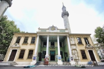 Namaz Kılan Cemaat Okul Bastı