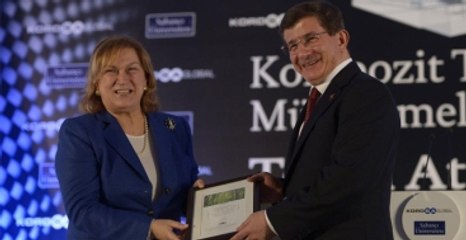 Davutoğlu'nun Koyduğu Plaket Yasağı Kendisine Uygulandı