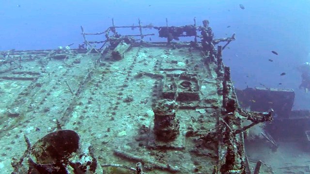 Plongée sur une épave aux Maldives