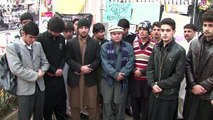 Paquistaneses rezam por estudantes mortos em massacre