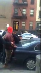 Policiais de Nova York batem em menino negro de 12 anos