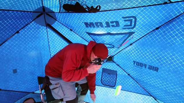 Il pêche un monstre des mers sous un lac gelé