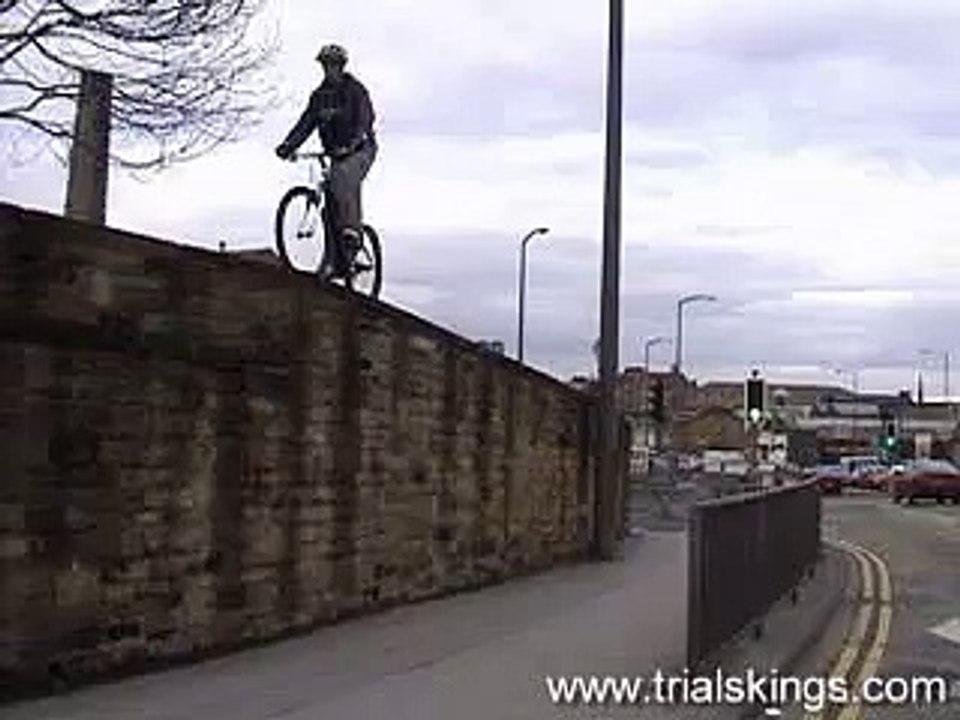 Saut d'un mur en VTT Trial