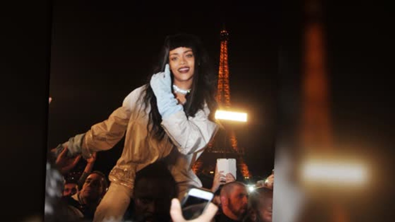 Rihanna zwischen ihren fans in paris