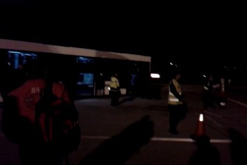 Η αποστολή του Ολυμπιακού μόλις βγαίνει από το αεροπλάνο στη Μυτιλήνη