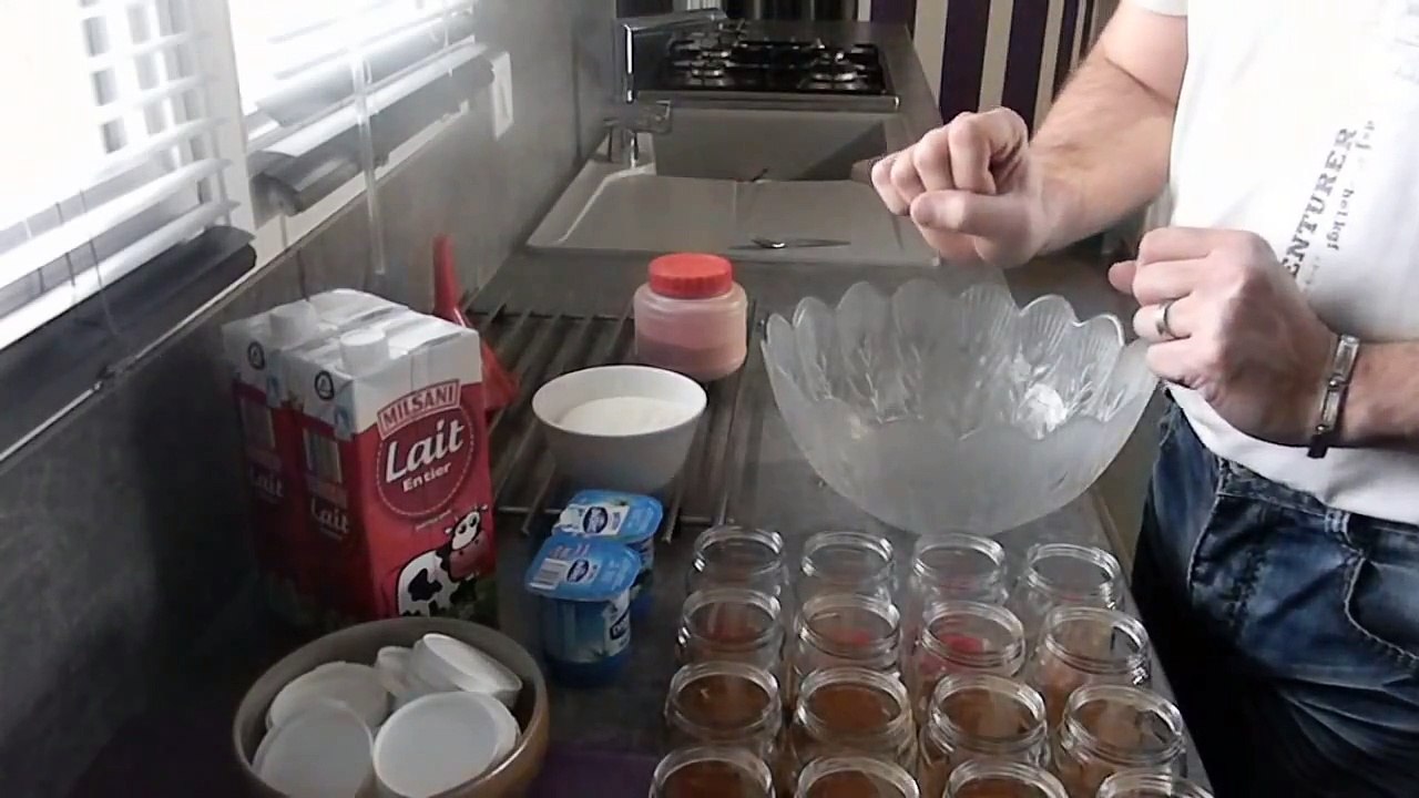 yaourt (yogourt ou yoghourt) maison au four au caramel beurre salé et a la fraise