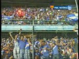 Hinchas azules pugnan por una entrada a la final