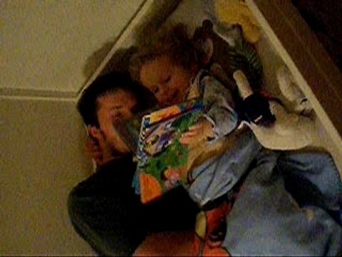 Séléna lit une histoire à papa