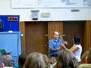 Elle perd ses dents dans une douloureuse expérience de physique !
