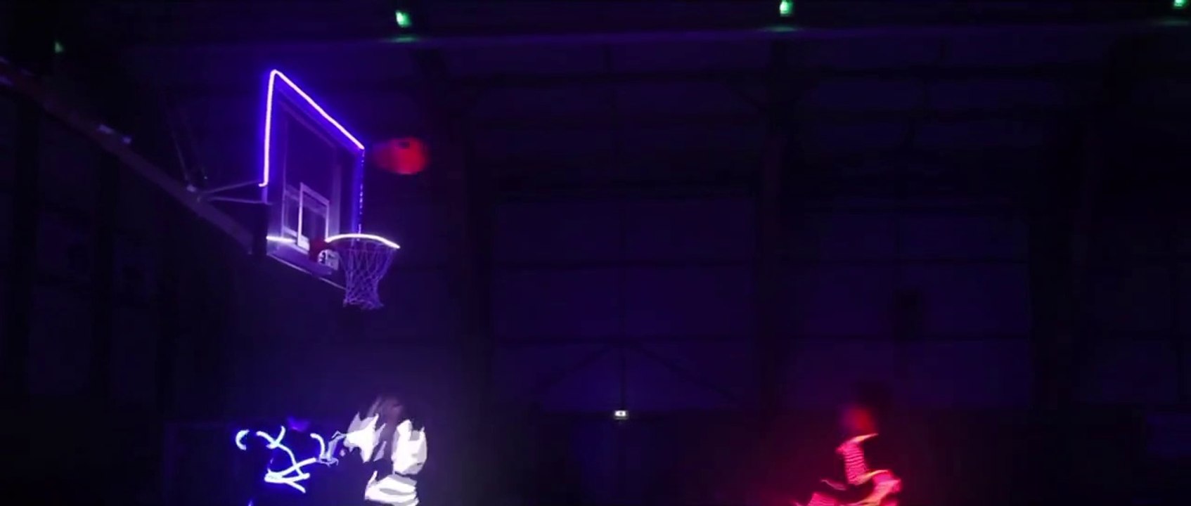 Dunk LED show Les Barjots dunkers basket acrobatique dans le noir